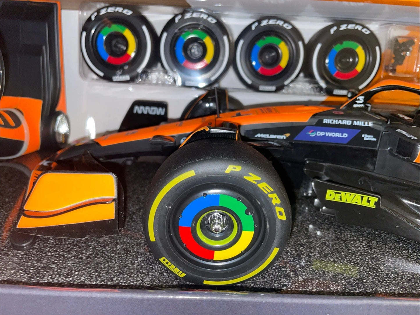 Maisto Formula 1 R/C 1:10 McLaren Lando Norris #4 EXTRA WHEEL SET & PIT TOOL