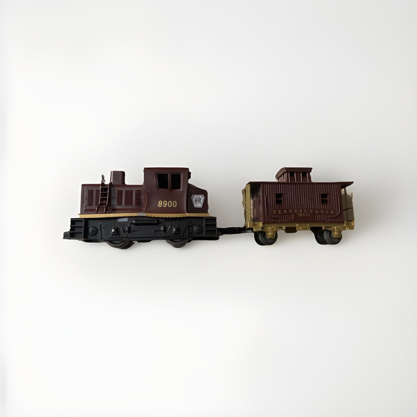 LIONEL O 8900 PENNSYLVANIA  DC POWER DIESEL SWITCHER WITH 16511 CABOOSE SET