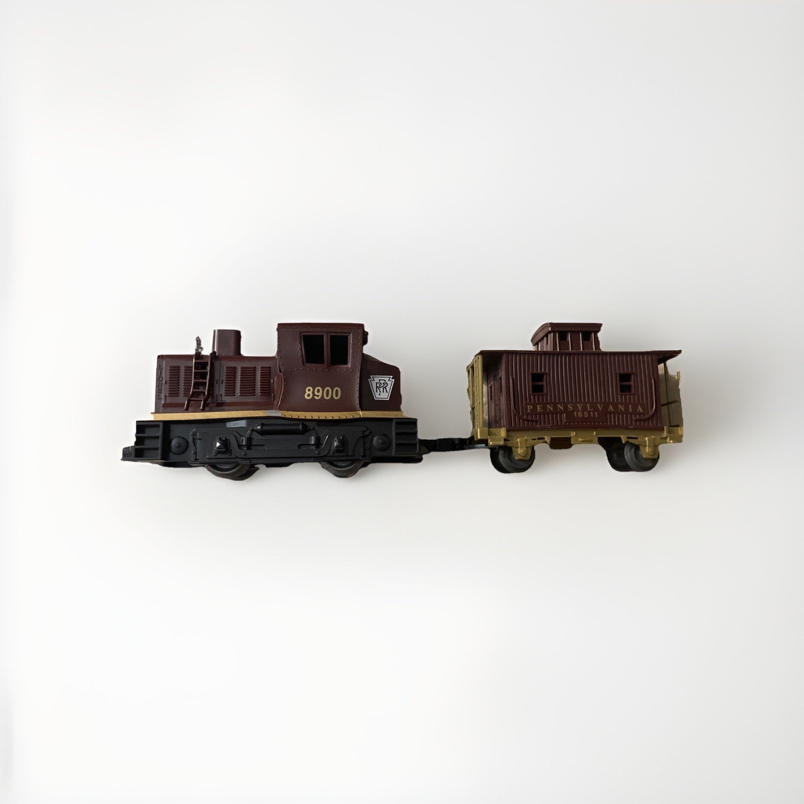 LIONEL O 8900 PENNSYLVANIA  DC POWER DIESEL SWITCHER WITH 16511 CABOOSE SET