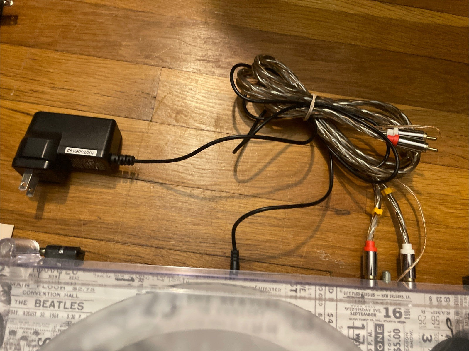 Pro-Ject The Beatles Limited Edition Debut Carbon Espirit SB Turntable Used Nobx